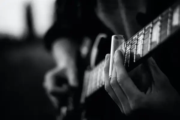 Jak wajcha w gitarze elektrycznej zmienia brzmienie i technikę gry