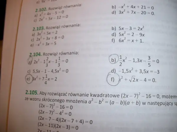 Fragment strony z podręcznika z zadaniami matematycznymi, w tym równaniami kwadratowymi.