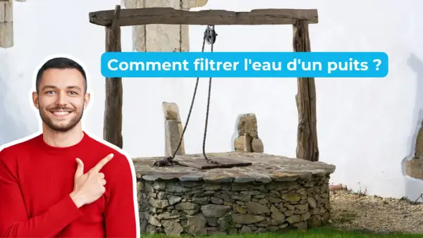 Un homme souriant pointe vers un puits ancien, suggérant des solutions pour le traitement de l'eau de puits.