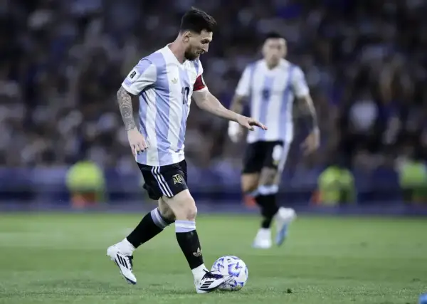 Lionel Messi w koszulce Argentyny drybluje z piłką. Jego wzrost nie przeszkadza mu w byciu jednym z najlepszych piłkarzy świata.