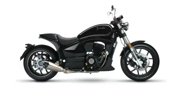 Czarny motocykl Junak M15, gotowy do odblokowania pełnej mocy i wolności na drodze. Stylowy cruiser z chromowanymi elementami.