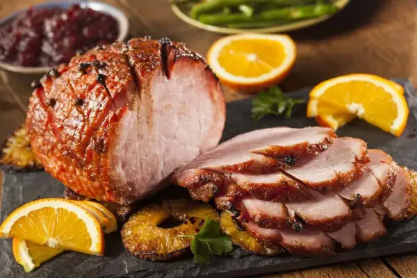 Soczysta szynka pieczona, idealna na święta, z pomarańczą i ananasem. Ta marynata do szynki pieczonej nada jej wyjątkowy smak.