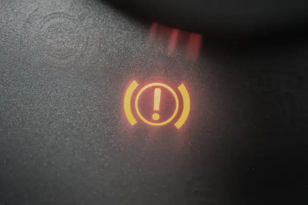Voyant de frein allumé, signalant un possible liquide de frein vide.
