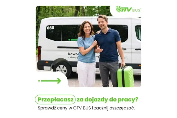 Szczęśliwa para z walizką przy busie GTV BUS. Sprawdź cennik GTV BUS i oszczędzaj na dojazdach do pracy.
