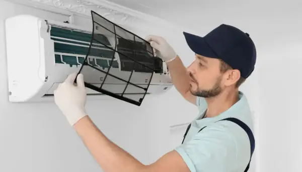 Tecnico rimuove filtro per sanificazione condizionatori. Scopri il prezzo per un'aria più pulita.