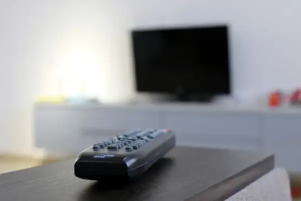 Pilot do telewizora leży na stoliku, gotowy do włączenia ulubionego serialu.