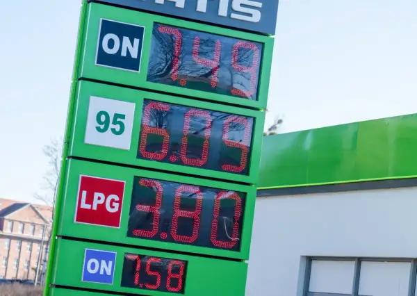 Czym się różni benzyna od diesla? Na tablicy widać ceny: ON 7.49, 95 6.89, LPG 3.80, ON 7.58.