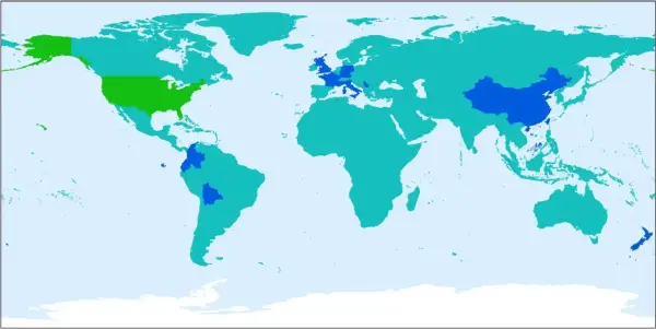 Mapa świata z zaznaczonymi obszarami, gdzie rosną sekwoje: USA, Chiny, Europa.