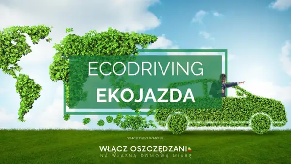 Ziemia z liści, zielony samochód i napis "ECODRIVING EKOJAZDA". Człowiek w aucie pokazuje kierunek, promując ekonomiczną jazdę samochodem.