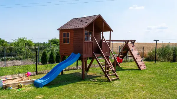 Jak zrobić plac zabaw dla dziecka? Bezpieczny DIY krok po kroku