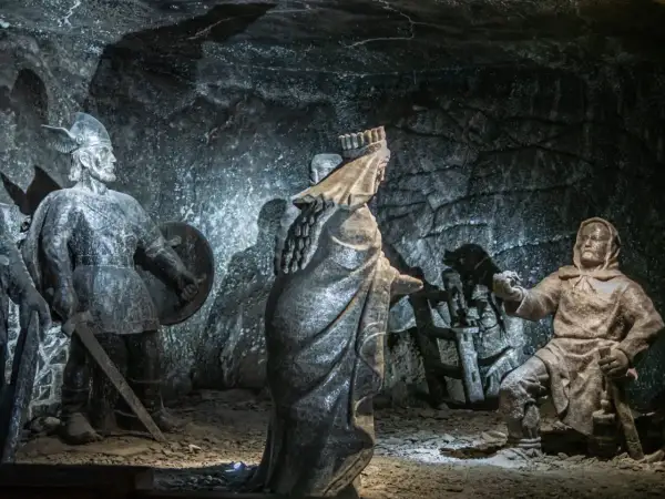 Rzeźby z soli w kopalni soli „Wieliczka” zdjęcia. Postacie historyczne w podziemnych komnatach.