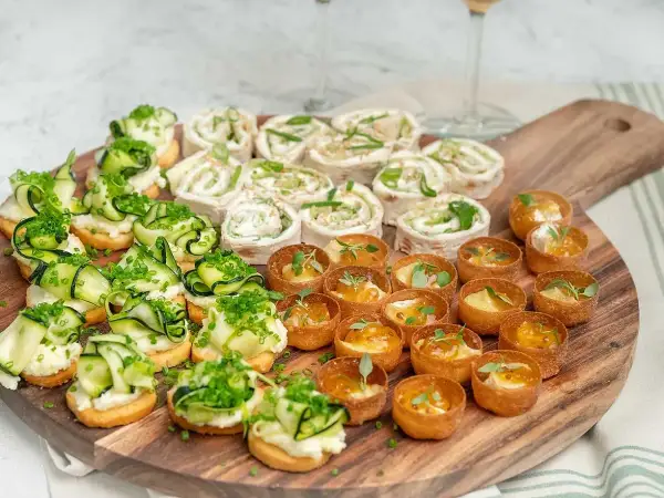 En härlig uppsättning veganska snittar med krämig fyllning, gurka och örter, samt små pajskal med fruktig topping. Perfekt för mingel!