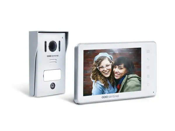 Interphone Blyss 2 fils : la platine extérieure et l'écran intérieur affichant deux jeunes femmes souriantes. Notice incluse.
