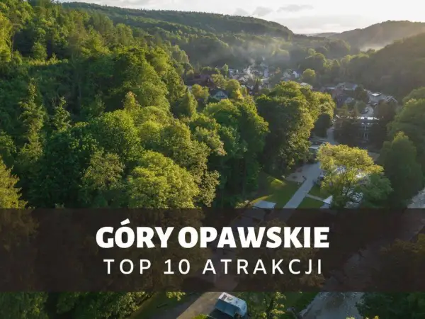 Góry Opawskie w zieleni, z widokiem na miasteczko i szlak turystyczny. Top 10 atrakcji regionu.