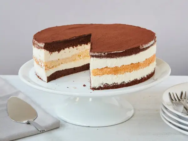 Schokoladenkuchen mit drei Schichten Creme und Kakao bestäubt, perfekt für eine 3-Tage-Torte.
