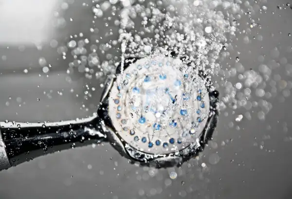 Duschkopf mit Wasserstrahlen. Warum nicht duschen vor Darmspiegelung? Eine erfrischende Dusche ist wichtig.