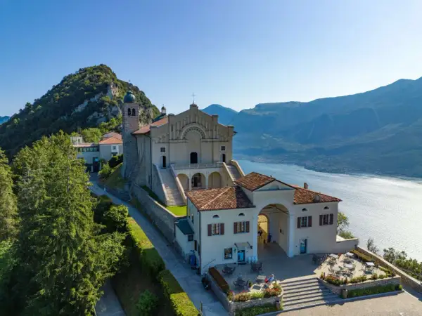 Santuario della Madonna di Montecastello a Tignale, con vista mozzafiato sul Lago di Garda.