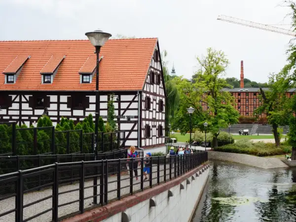 Spacer po Wyspie Młyńskiej w Bydgoszczy, gdzie tradycyjna architektura przeplata się z nowoczesnością, tworząc nietypowe atrakcje Bydgoszcz.