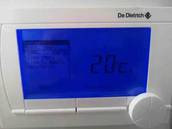 Termostat De Dietrich pokazuje 20°C. Menu "System" zawiera opcje do konfiguracji, np. jak ustawić piec gazowy dwufunkcyjny.