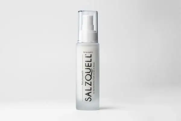 Eine Flasche SALZQUELL Reinigungsmilch mit Pumpspender. Die Anwendung dieser Naturkosmetik verspricht die Kraft von Salz & Wasser für die Haut.