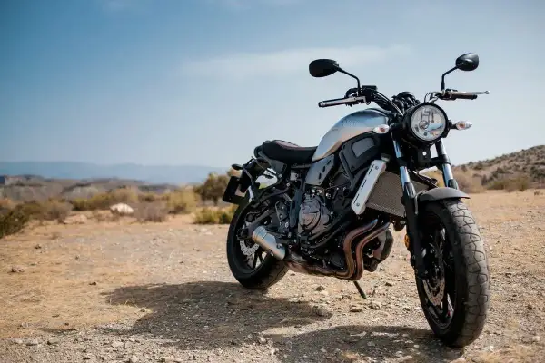 Motocykl Yamaha XSR700 na pustynnym tle.