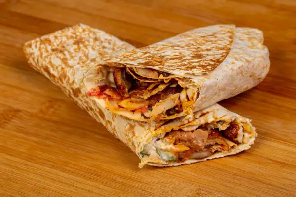 Jak zrobić domowy kebab? Sekret idealnego mięsa i sosów!