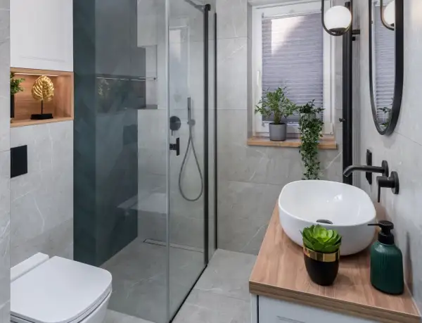 Nowoczesne łazienki galeria zdjęć: szara, minimalistyczna przestrzeń z prysznicem walk-in, wiszącą toaletą i umywalką nablatową.