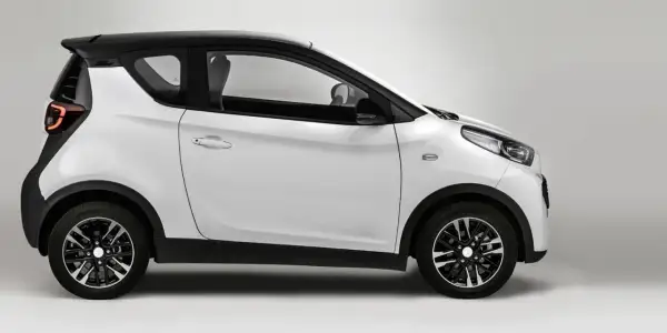 Auto elettrica bianca e nera, modello DR 1.0, vista di lato. Design moderno e compatto.