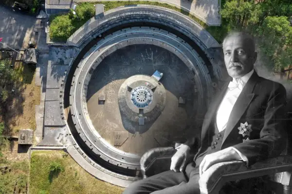 Zwiedzanie portu wojennego Hel: widok z lotu ptaka na bunkier i elegancki mężczyzna w garniturze.
