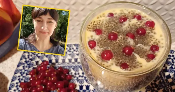 Kobieta z uśmiechem na twarzy, obok deser chia z owocami. Zastanawiasz się, dlaczego chia nie pęcznieje? Sprawdź, jak przygotować idealny pudding.