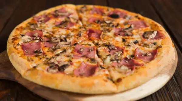 Duża pizza Domino's: 34 cm i 8 kawałków? Rozmiary i opłacalność!