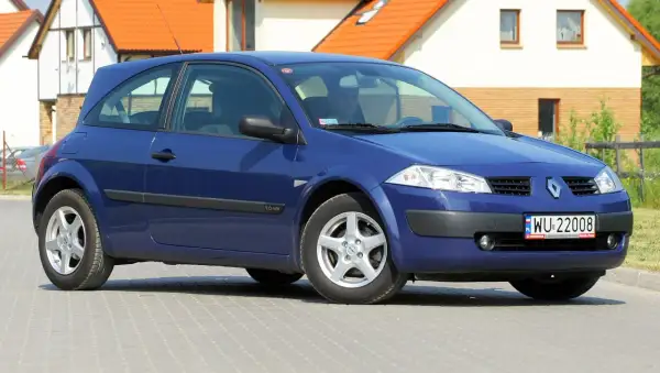 Niebieski Renault Megane 2, widok z przodu. Widać reflektory, atrapę chłodnicy i tablicę rejestracyjną.
