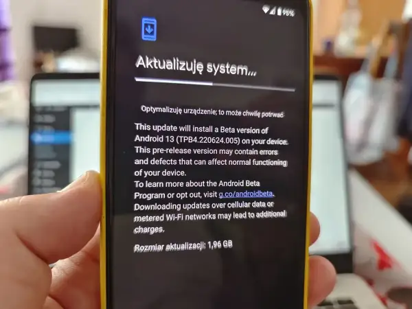 Aktualizacja systemu na telefonie z Android 13 w wersji beta. Trwa optymalizacja urządzenia.