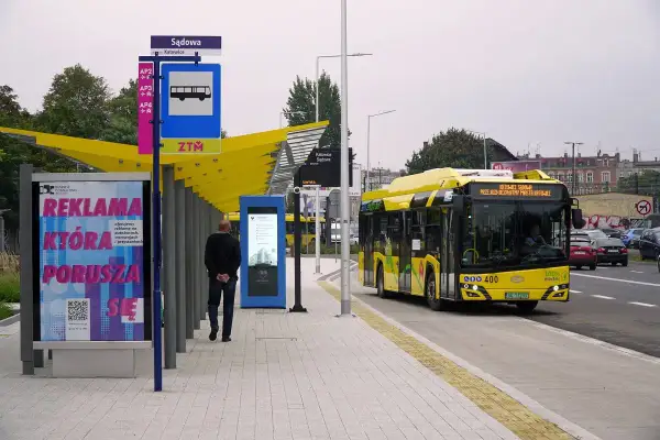 Żółty autobus elektryczny na przystanku Sądowa w Katowicach. Dworzec PKP Katowice-dojazd to miejsce, gdzie można złapać taki nowoczesny środek transportu.