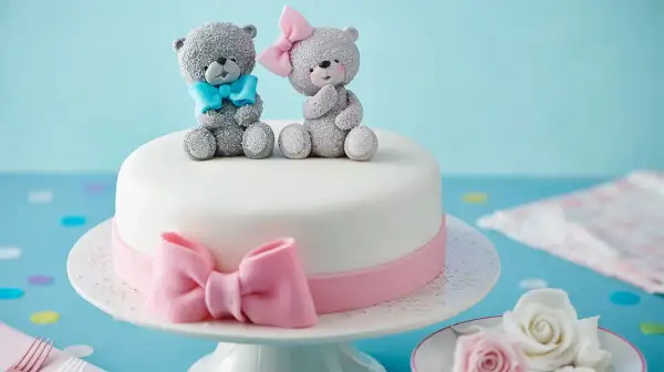 Ozdoby na tort z masy cukrowej jak zrobić - proste techniki i porady