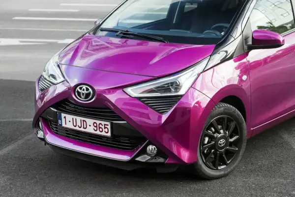 Różowy Toyota Aygo 2020 z czarnymi felgami i błyszczącym lakierem, gotowy na miejskie przygody.