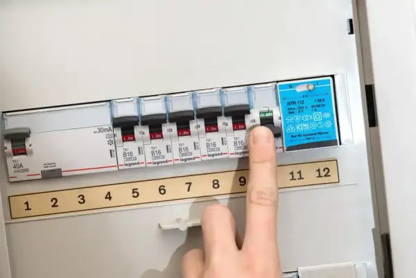 Finger drückt auf Sicherungsschalter, der auf "O.Off" steht. Möglicherweise ist eine Sicherung durchgebrannt.