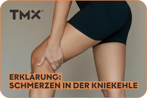 Frau hält schmerzhaft ihre Kniekehle. Erklärend: Schmerzen beim Knien auf hartem Boden.