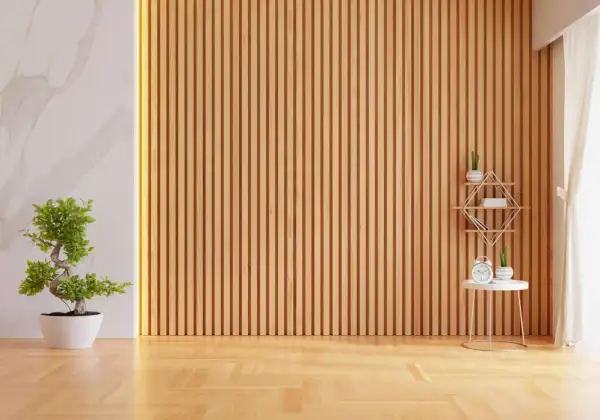 Un claustra interieur fait maison en bois, avec une plante verte et une étagère décorative.