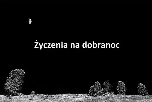 Księżyc na nocnym niebie nad polami i drzewami. Napis "Życzenia na dobranoc" zaprasza do spokojnego snu.