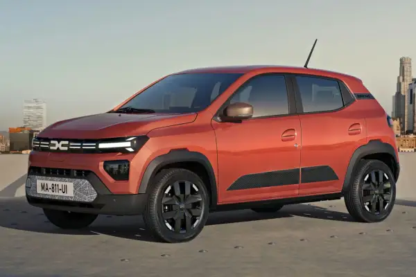 Pomarańczowy Dacia Spring, elektryczny samochód miejski. Sprawdź atrakcyjną dacia spring cena i zacznij podróżować ekologicznie.
