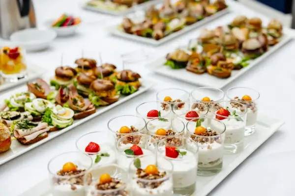 Mini panini, tartine e dessert in bicchiere: perfette ricette buffet da fare in anticipo per ogni occasione.