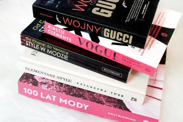 Stos książek o modzie: "Wojny rodziny Gucci", "Vogue", "Od Chanel do Versace", "Elementarz stylu", "100 lat mody".