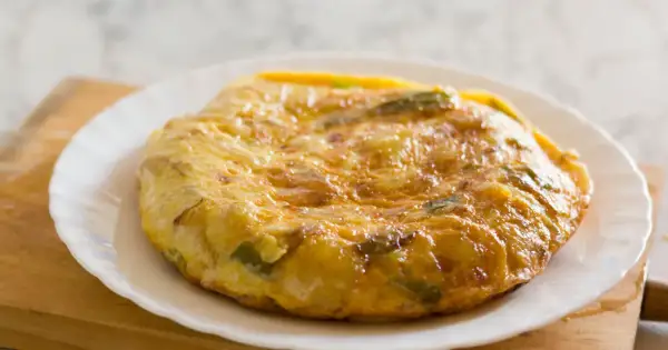 Złocista tortilla ziemniaczana z zielonymi papryczkami, idealna na śniadanie bez chleba.
