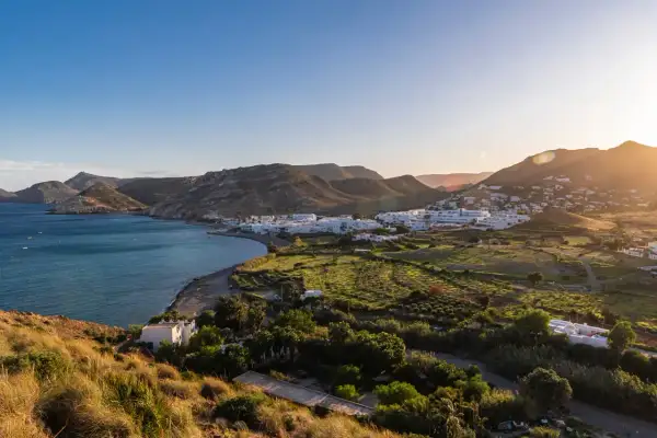 Vista de Las Negras, Almería, con su bahía azul y casas blancas que evocan un espíritu hippie.