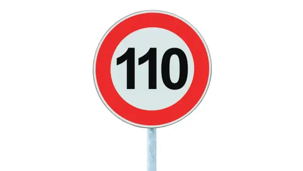 Panneau de limitation de vitesse à 110 km/h, souvent appliqué comme limitation de vitesse jeune conducteur.