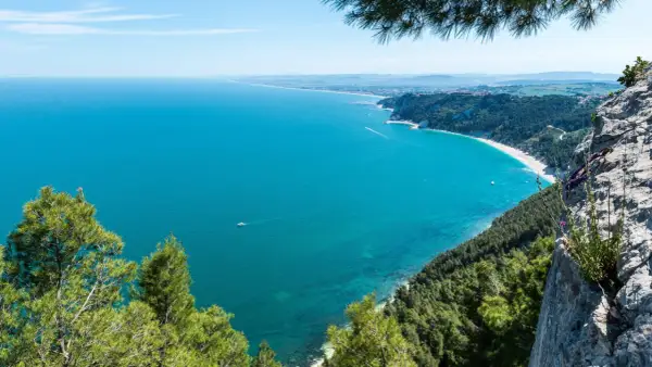 Vista mozzafiato sulla Riviera del Conero e i Colli dell'Infinito. Mare turchese, spiagge bianche e macchia mediterranea.