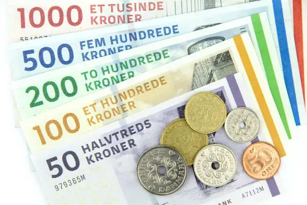 Dania używa korony duńskiej. Na zdjęciu widać banknoty o nominałach 50, 100, 200, 500 i 1000 koron oraz monety.