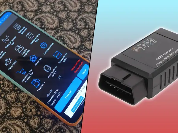 Teléfono con app de diagnóstico automotriz y dispositivo de **conexión OBD** para leer datos del coche.