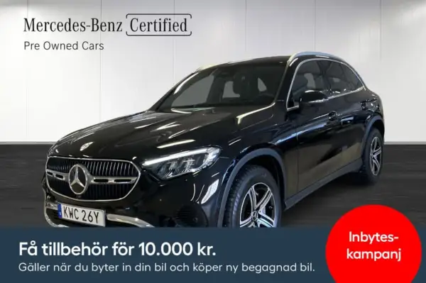 Svart Mercedes GLC 300 de hybrid, redo för en testkörning. Erbjudande om tillbehör för 10.000 kr vid köp av begagnad bil.
